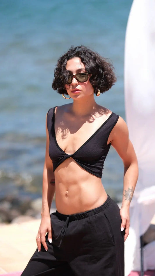 Umyfit siyah keten pantolon ve bralette kombini, bel bağcıklı rahat kesim